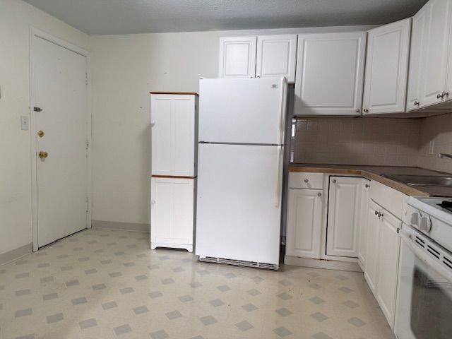 Building Photo - 2 Lancelot Court