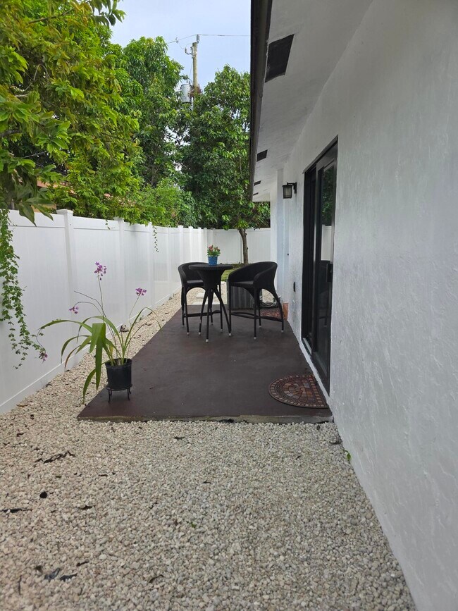 Building Photo - 320 Sterling Ave