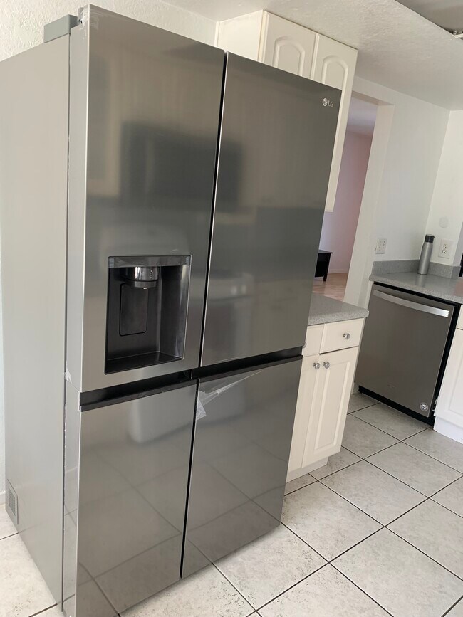 Building Photo - 10021 Paseo Montril