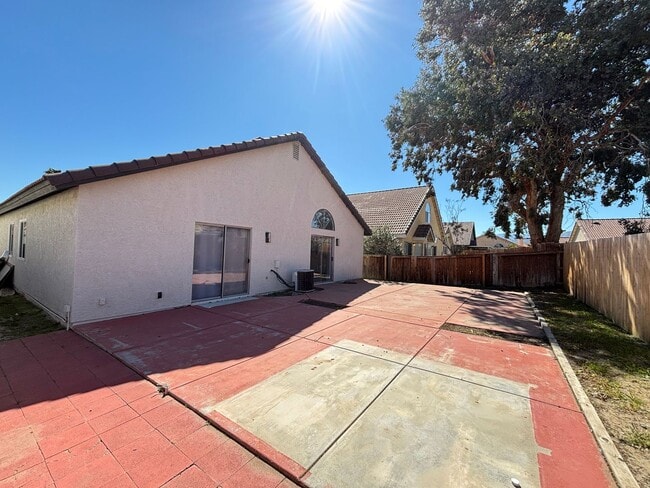 Building Photo - Single Story Palmdale Home
