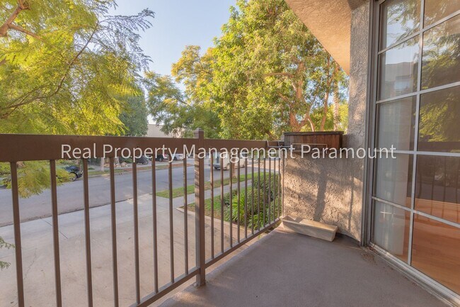 Building Photo - Don't miss out! 2 Bed 2 bath ready to go!