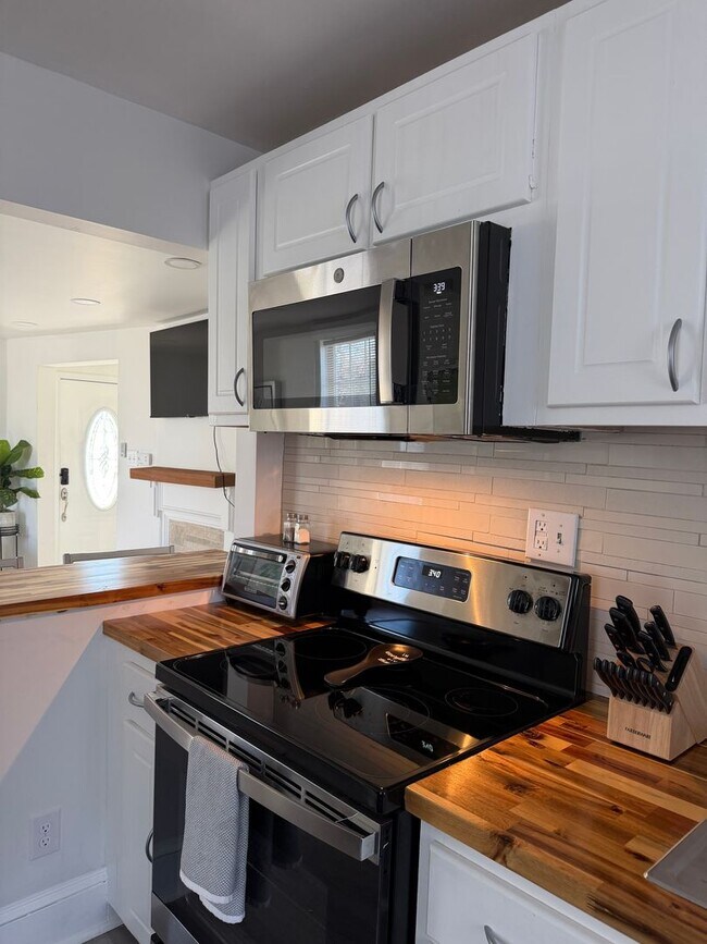 Building Photo - Furnished 2 bed 1 Bath Home