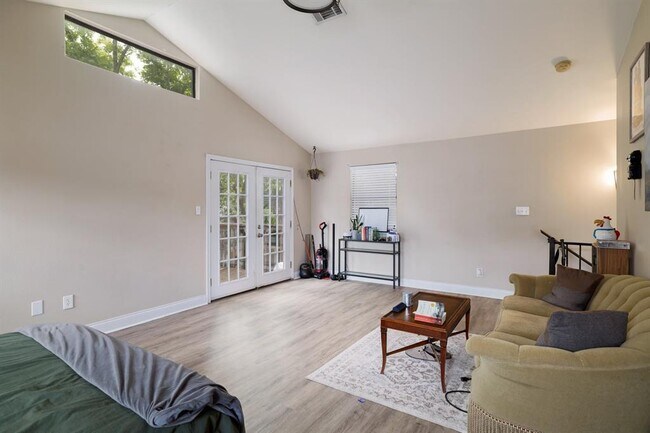 Building Photo - 931 E 51st St