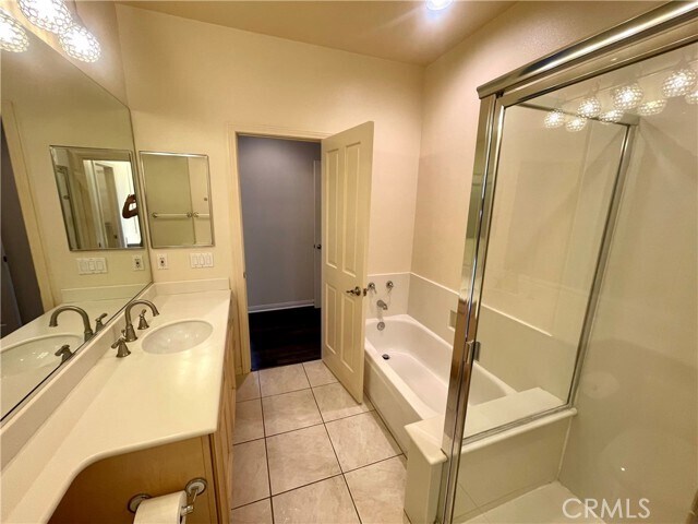 Building Photo - 6 Emerald Glen