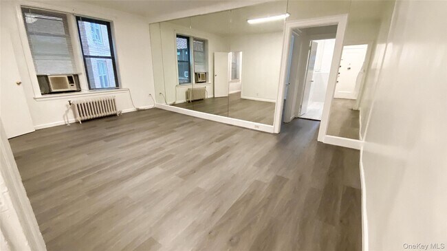 Building Photo - 42-33 Kissena Blvd