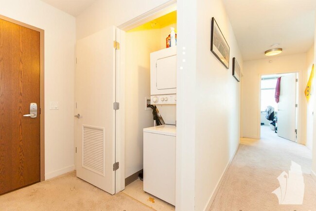 Building Photo - 1 bedroom in Chicago IL 60661