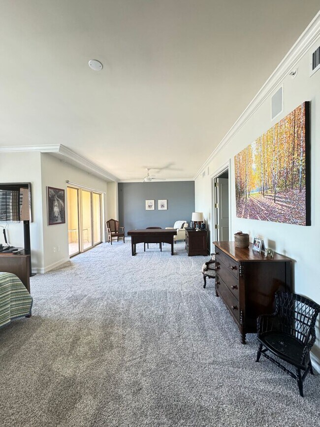 Building Photo - Seasonal/short term 3/2 renovated Ritz Carlton beauty with long water views