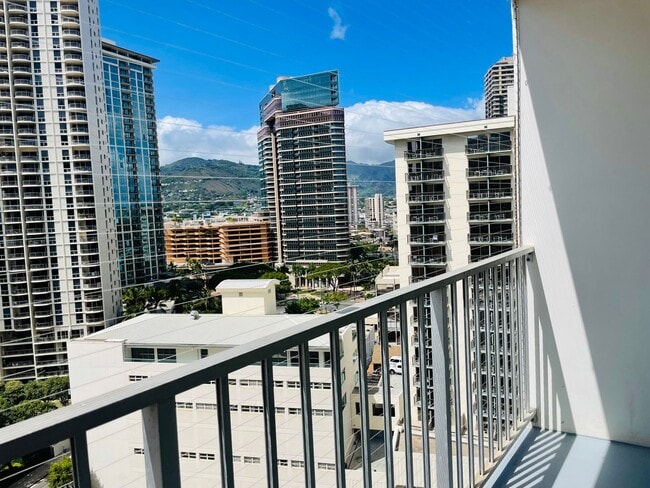 Building Photo - Partially Furnished Studio in Waikiki