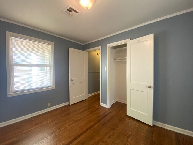 Building Photo - 1 Bedroom Duplex with private parking