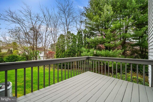 Building Photo - 302 Pinebrooke Cir