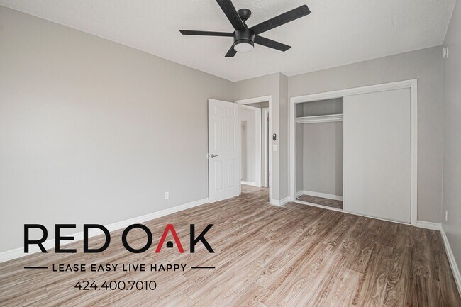 Building Photo - 15405 Vanowen St