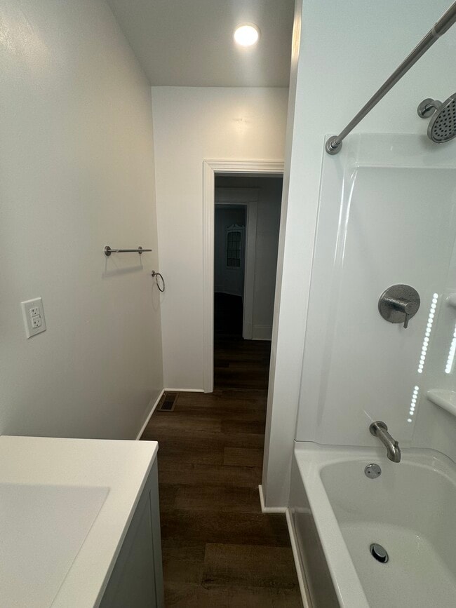 Building Photo - 617 Pender St