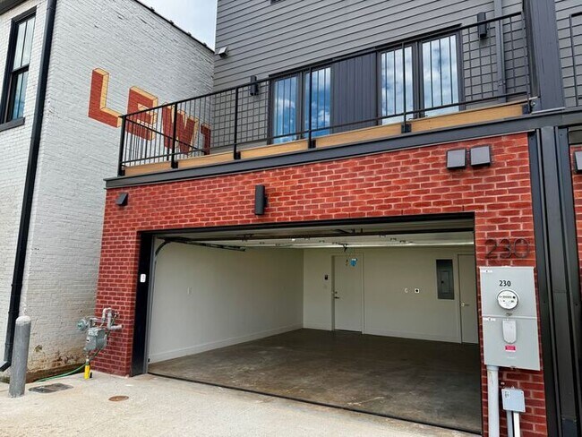 Building Photo - Luxury in the Heart of Huntsville