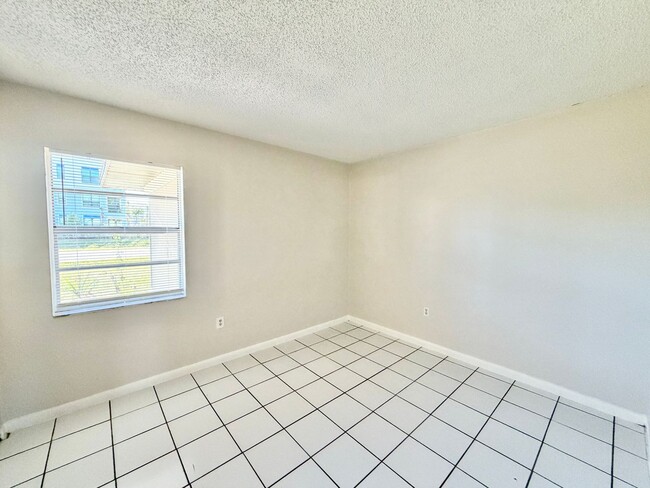 Building Photo - ** BONITA SPRINGS ** 2 BED / 1 BATH ** PET...