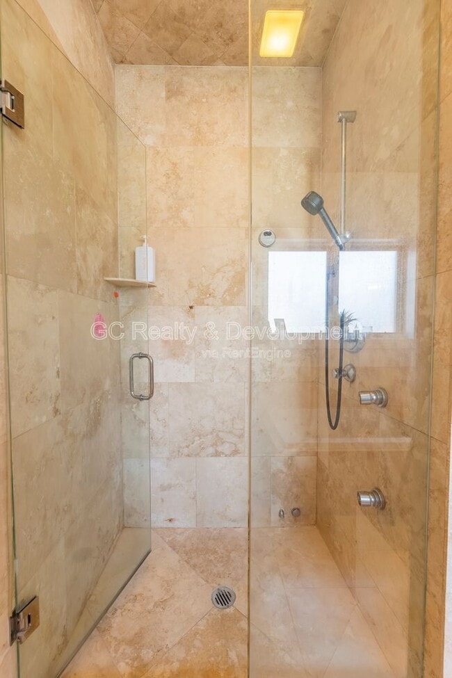 Building Photo - 852 N Damen Ave