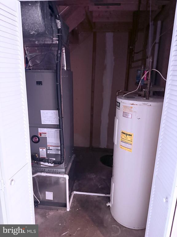 Building Photo - 8625 Point of Woods Dr