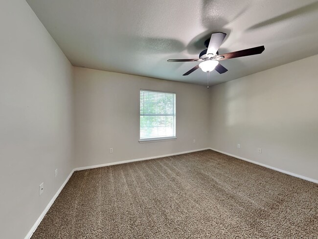 Building Photo - ONE MONTH FREE RENT! CALL NOW!