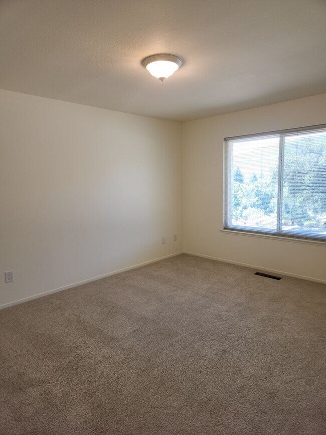 Building Photo - Lovely 2 bedroom, 2 bath in the Oakmont 55...