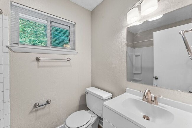 Building Photo - 912 Donaldson Rd