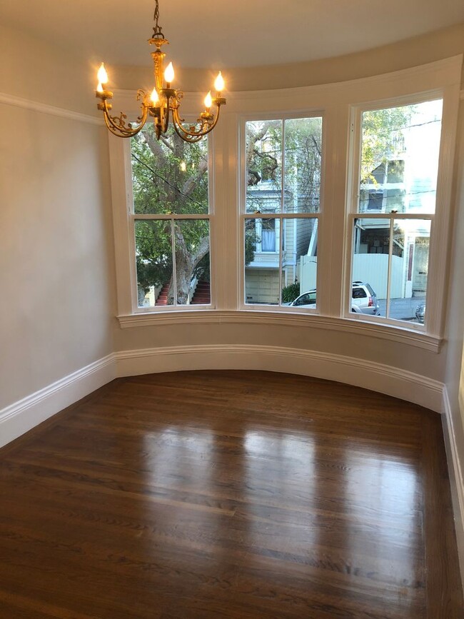 Building Photo - Big flat w/high ceilings, hardwood floors,...