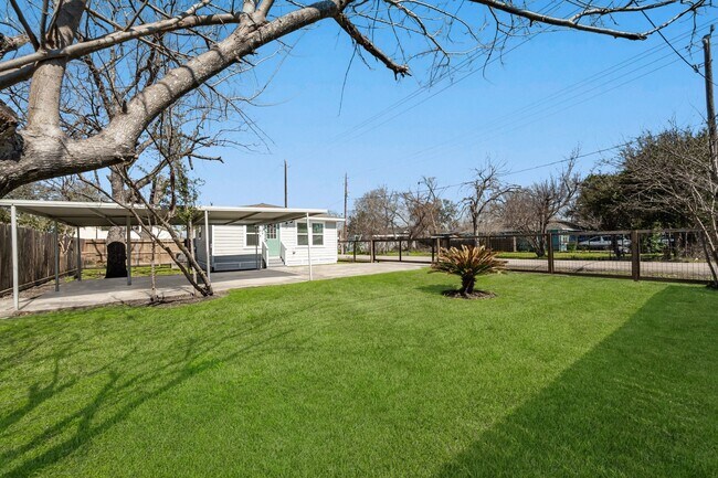 Building Photo - 632 E 38th St