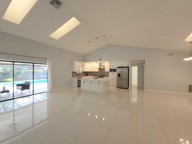 Building Photo - 14526 Paddock Dr