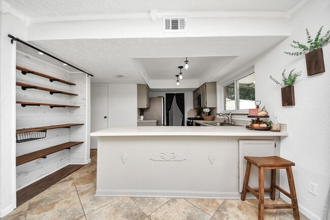 Building Photo - 601 E Castle Harbour Dr