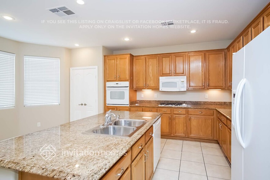 Building Photo - 915 Golden Poppy St