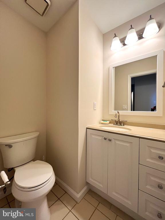 Building Photo - 40 Roxbury Ct