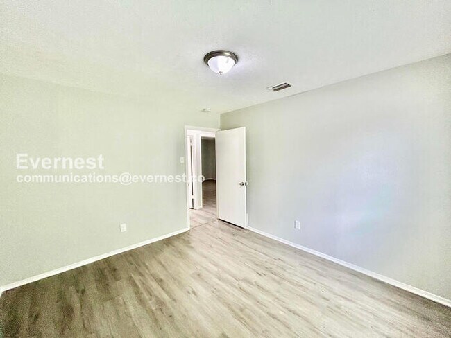 Building Photo - Limited Time Special Offer / 3 Bed, 2 Bath Home with Garage / Pet-Friendly / Available Now!