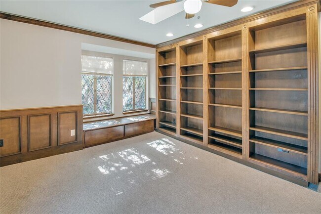 Building Photo - 452 N Post Oak Ln