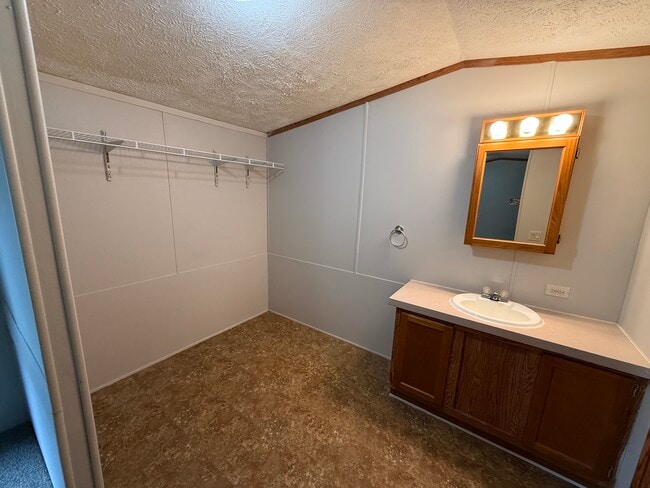 Building Photo - 285 E Birdsall Dr