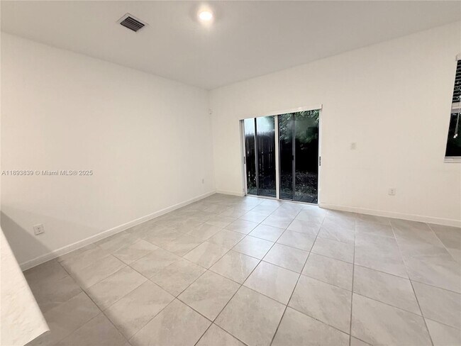 Building Photo - 2620 SE 11th Ct