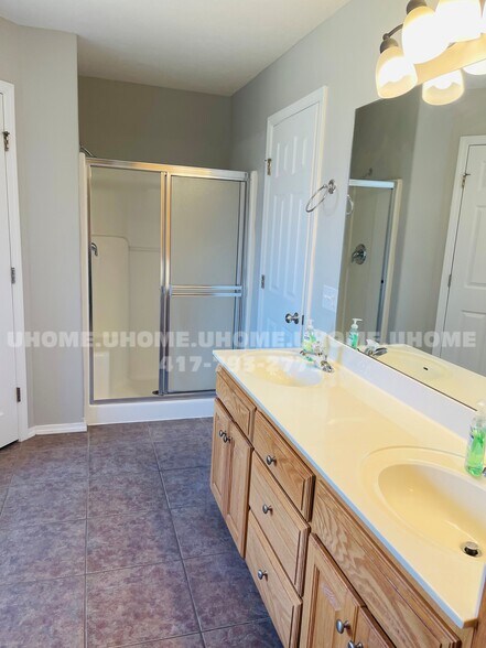 Building Photo - 3841 W Rockwood St