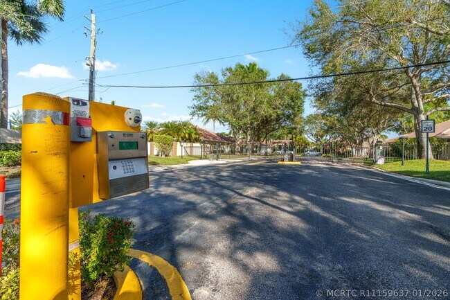 Building Photo - 5260 Grande Palm Cir