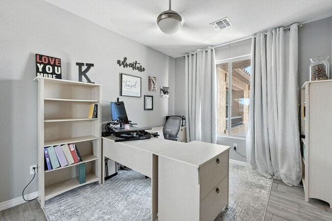 Building Photo - Beautiful condo with mountain views in gated community