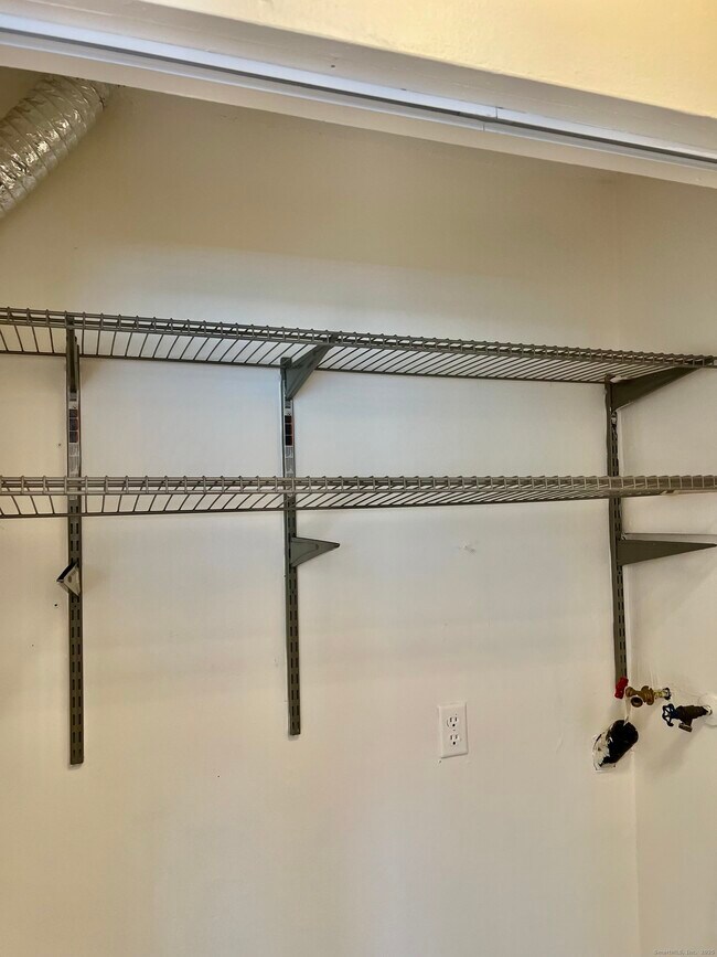 Building Photo - 515 Scott Rd