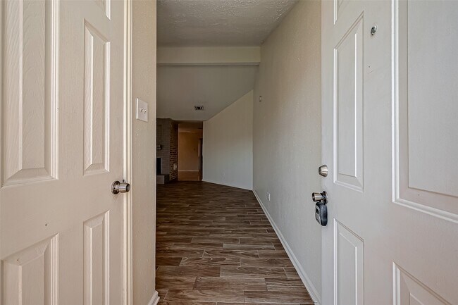 Building Photo - 1490 Hunters Park Dr