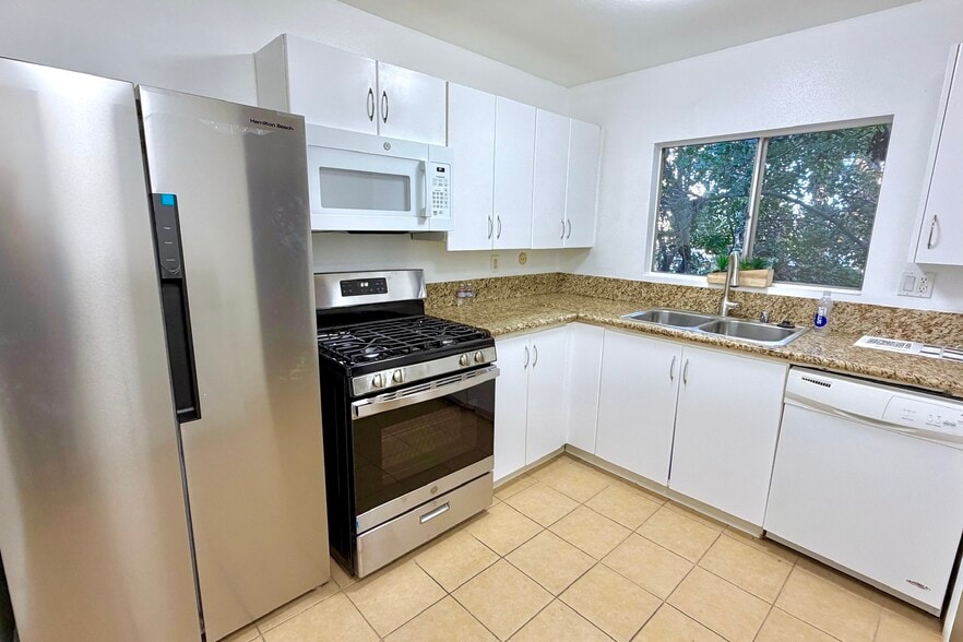 Building Photo - 18350 Hatteras St