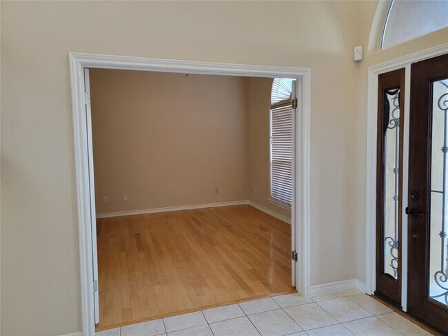 Building Photo - 404 Golf Crest Ln