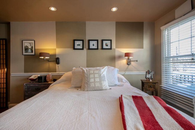 Building Photo - 730 6th St NE