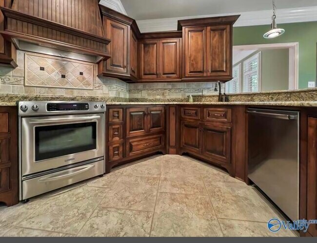 Building Photo - 104 Elm Cove