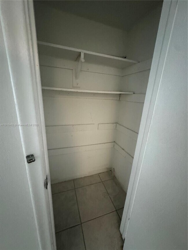 Building Photo - 1060 Crystal Lake Dr