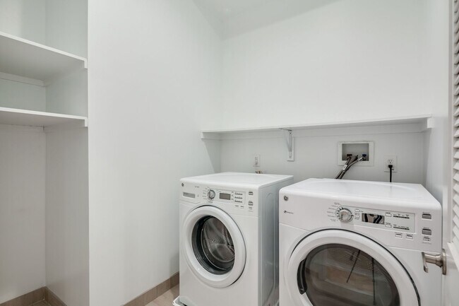 Building Photo - Northern Liberties 4 Bedroom Townhome
