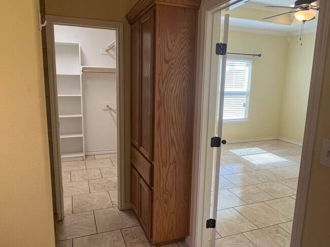 Building Photo - 2565 Sands Dr