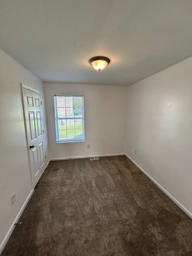 Building Photo - Spacious 4-Bedroom Duplex with Modern Amen...