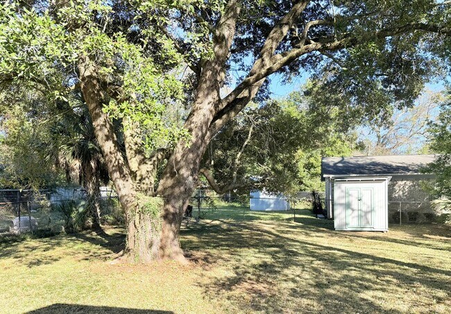 Building Photo - Fully Remodeled East Hill Cottage