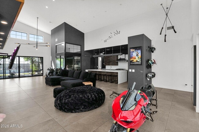 Building Photo - 8430 S 10th Ln