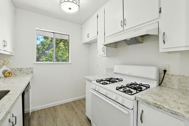 Building Photo - Gorgeous 2 Bed Condo in Foothill Farms