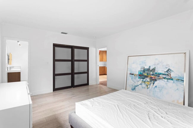 Building Photo - 715 NE 25th Ave